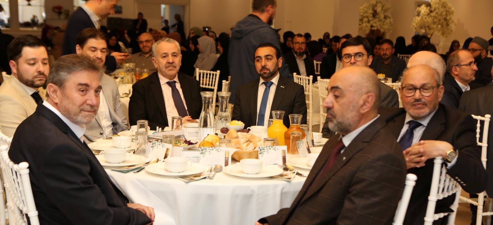 kişi, iç mekan, tablo, grup içeren bir resim Açıklama otomatik olarak oluşturuldu