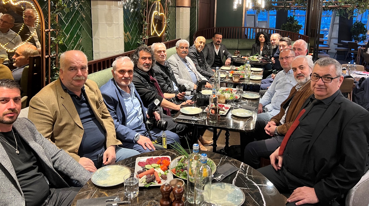 kişi, insanlar, grup, ziyafet içeren bir resim Açıklama otomatik olarak oluşturuldu