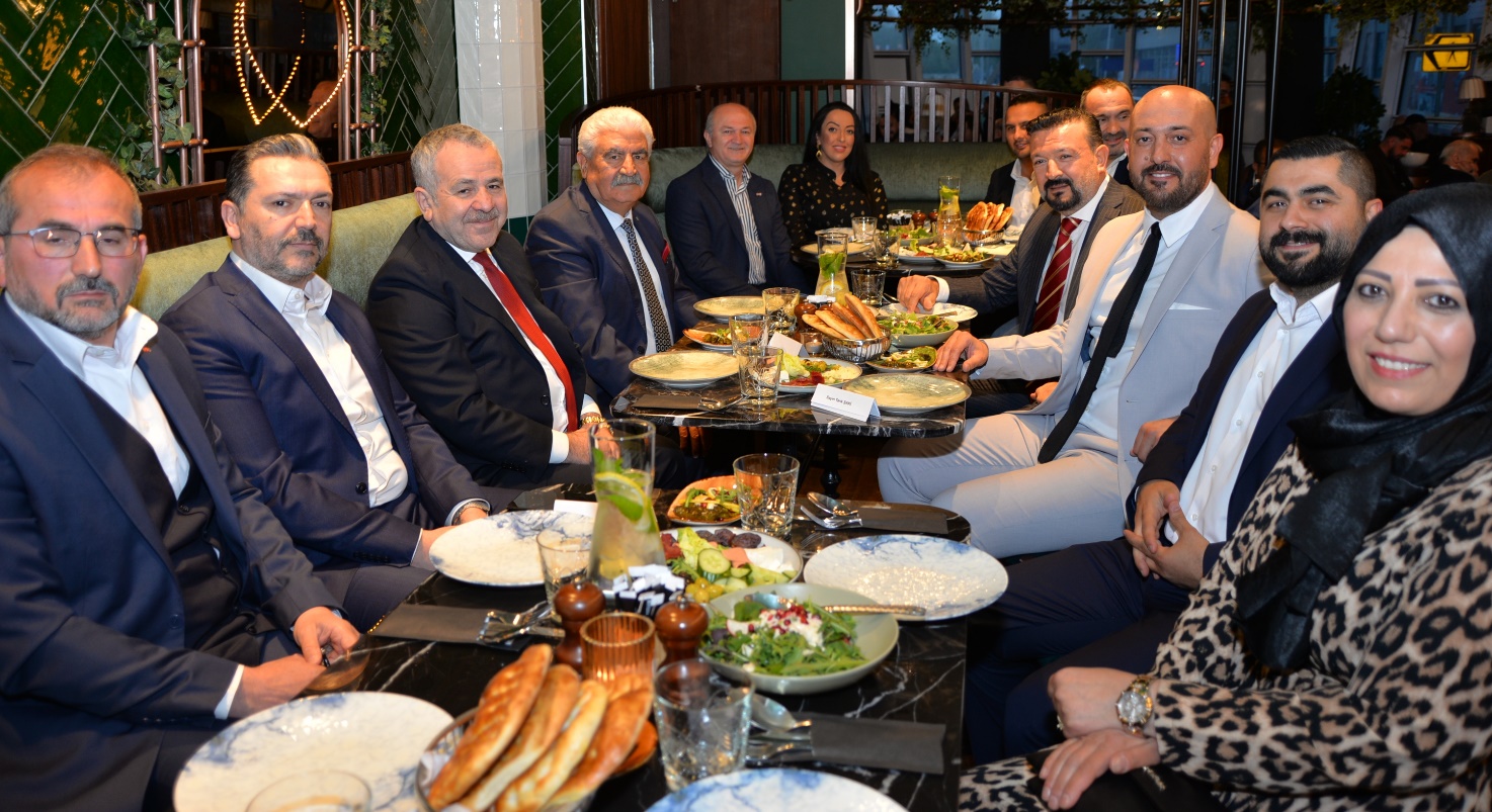 kişi, insanlar, iç mekan, grup içeren bir resim Açıklama otomatik olarak oluşturuldu