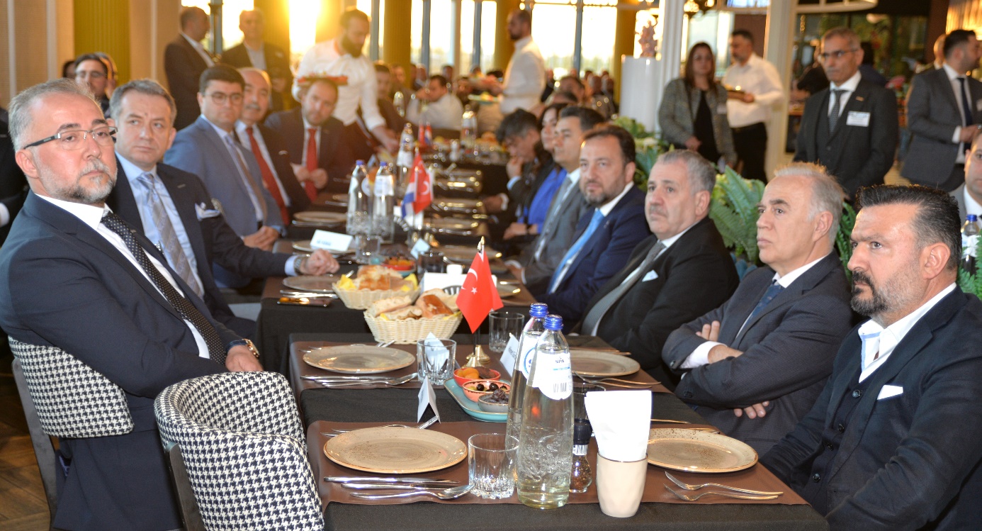 kişi, tablo, iç mekan, oturma içeren bir resim Açıklama otomatik olarak oluşturuldu