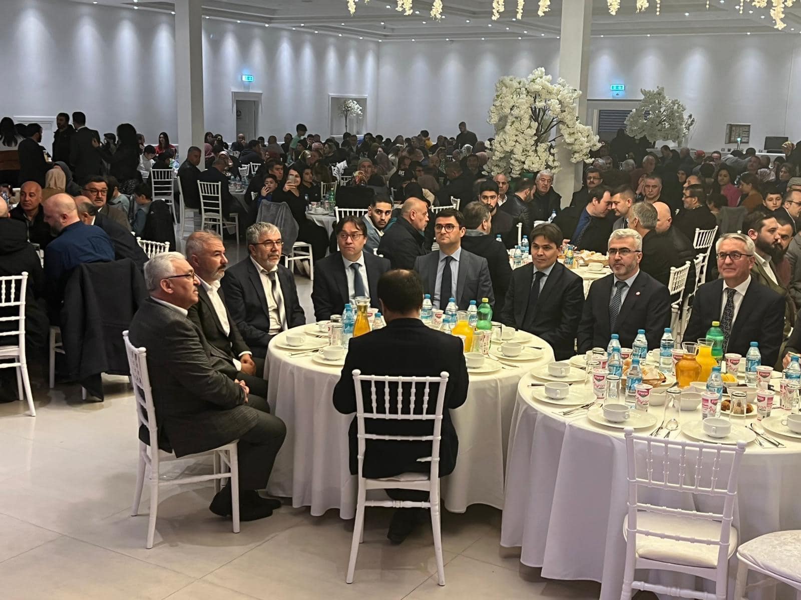 kişi, tablo, iç mekan, sandalye içeren bir resim Açıklama otomatik olarak oluşturuldu