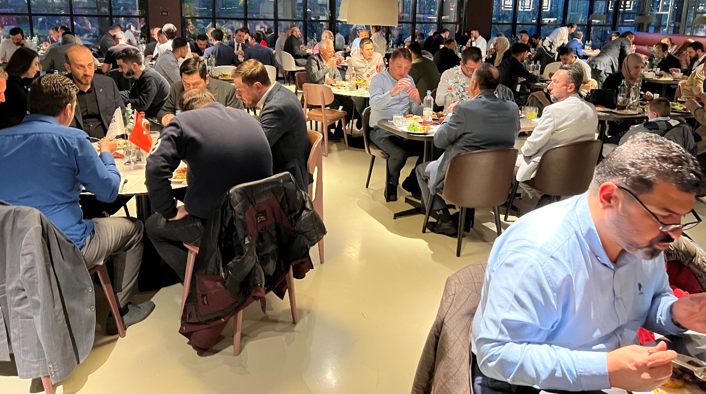 kişi, yemek odası, kalabalık içeren bir resim Açıklama otomatik olarak oluşturuldu