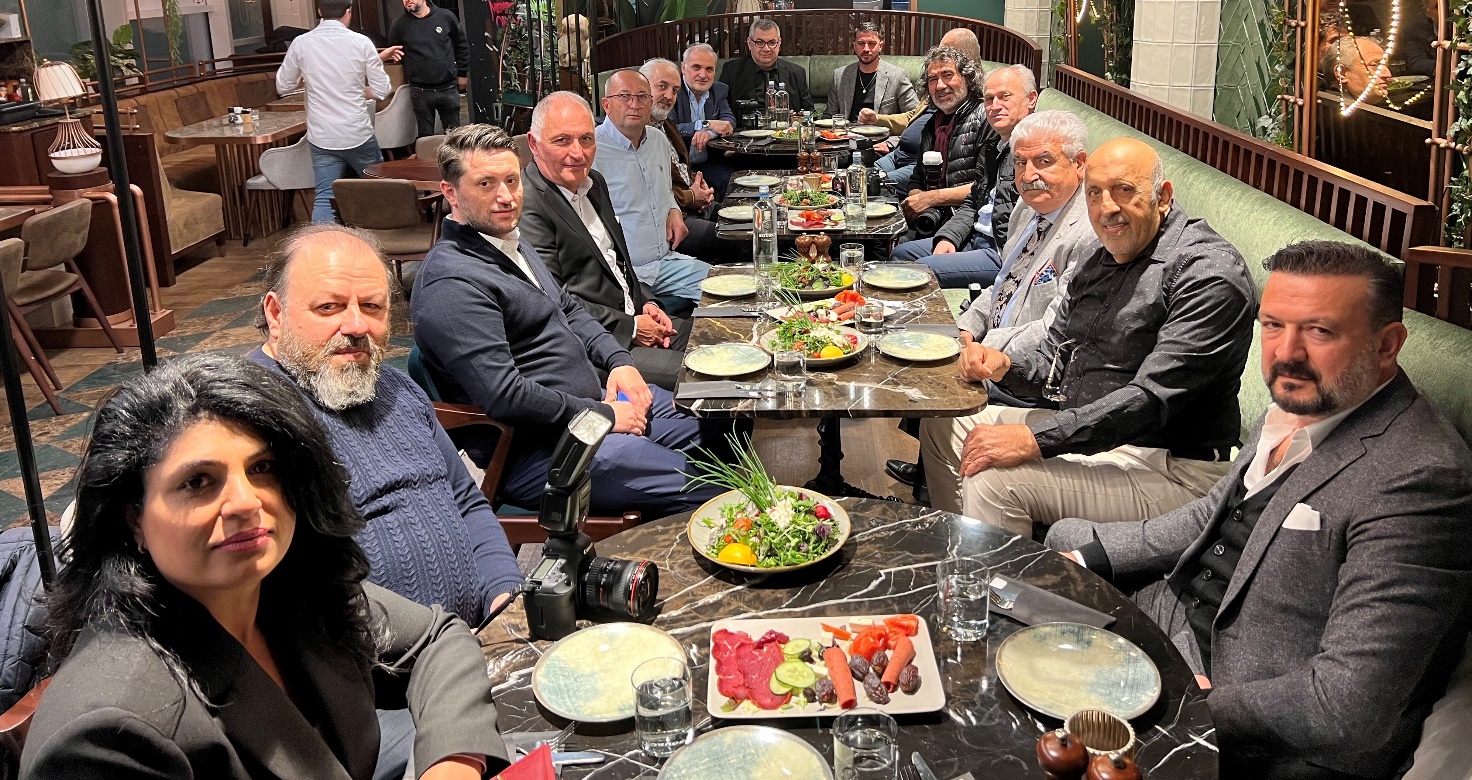 metin, kişi, iç mekan, insanlar içeren bir resim Açıklama otomatik olarak oluşturuldu