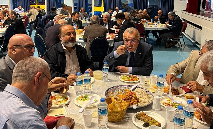 metin, kişi, iç mekan, insanlar içeren bir resim Açıklama otomatik olarak oluşturuldu