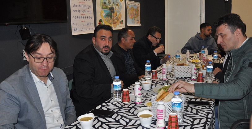 metin, kişi, iç mekan, tablo içeren bir resim Açıklama otomatik olarak oluşturuldu