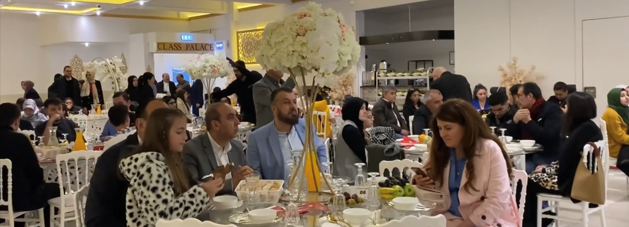 metin, kişi, iç mekan, tablo içeren bir resim Açıklama otomatik olarak oluşturuldu