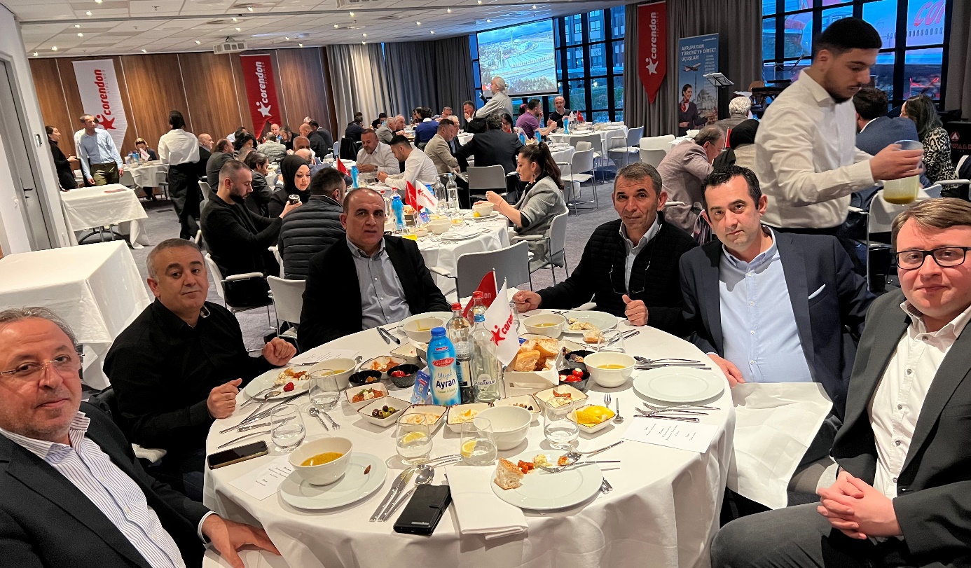 metin, kişi, tablo, iç mekan içeren bir resim Açıklama otomatik olarak oluşturuldu