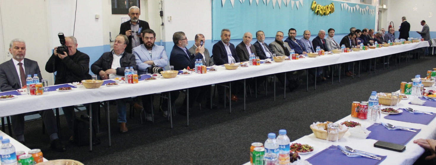metin, tablo, iç mekan, kişi içeren bir resim Açıklama otomatik olarak oluşturuldu