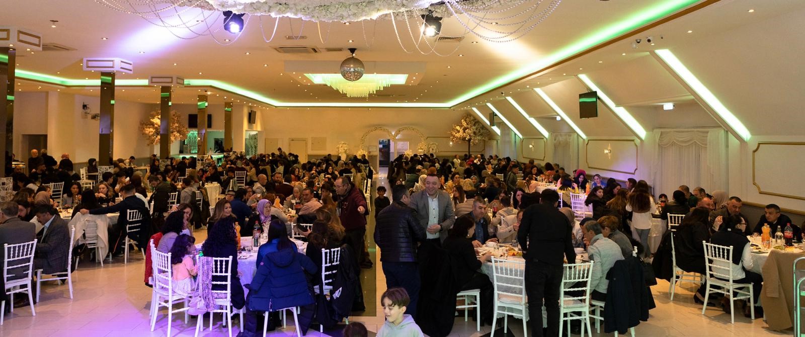 metin, tavan, sahne, büyük salon içeren bir resim Açıklama otomatik olarak oluşturuldu