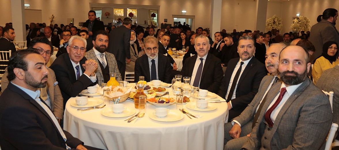 tablo, kişi, iç mekan, grup içeren bir resim Açıklama otomatik olarak oluşturuldu