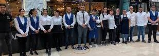 kişi, grup, insanlar, kalabalık içeren bir resim Açıklama otomatik olarak oluşturuldu