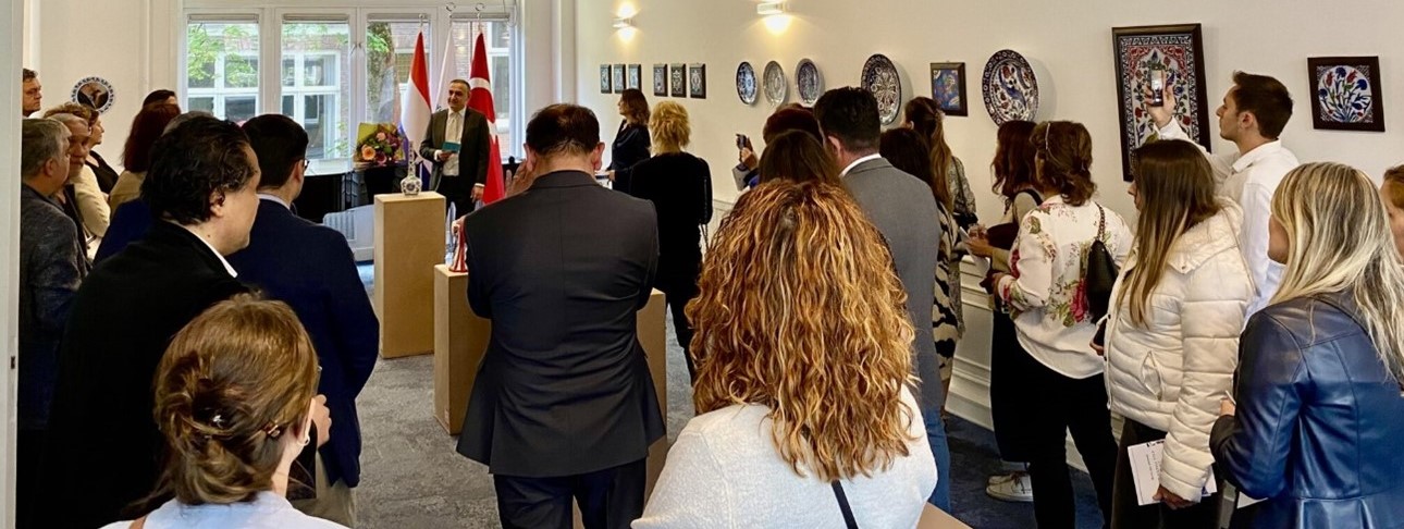 kişi, iç mekan, grup, kalabalık içeren bir resim Açıklama otomatik olarak oluşturuldu