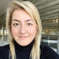 BIGCHEFS’İN PAZARLAMA MÜDÜRÜ, ‘SIKI YÖNETİM KOMUTANLIĞI’NA ÖZENMİŞ, İŞGÜZAR BİR BAYAN.