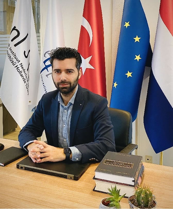 metin, kişi, iç mekan içeren bir resim Açıklama otomatik olarak oluşturuldu