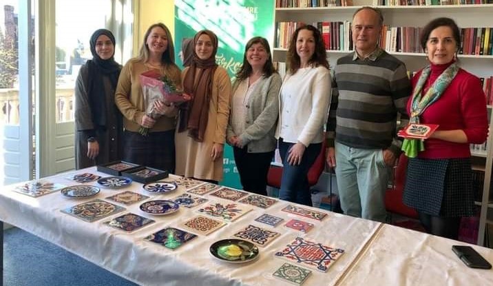 metin, kişi, iç mekan, poz içeren bir resim Açıklama otomatik olarak oluşturuldu