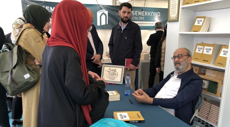metin, kişi içeren bir resim Açıklama otomatik olarak oluşturuldu