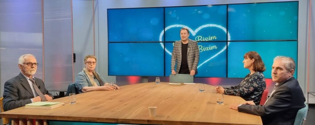 metin, oda, konferans salonu içeren bir resim Açıklama otomatik olarak oluşturuldu