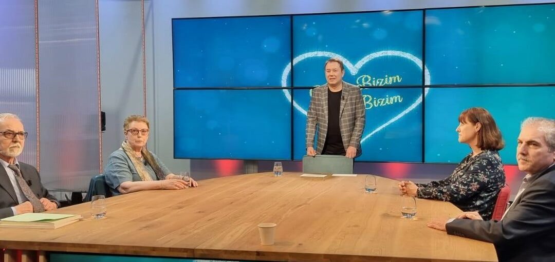 40 YIL ÖNCE İLKİNİ GERÇEKLEŞTİRDİĞİM YABANCI EVLİLİK RÖPORTAJI, ŞİMDİ BİR BAŞKA FORMATTA ŞORAY UZUN TARAFINDAN TRT’DE SUNULUYOR.