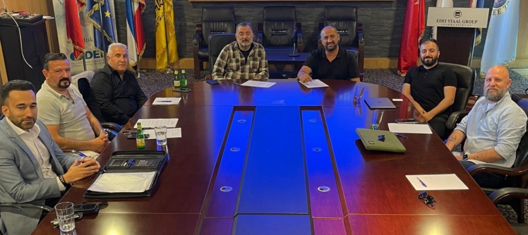 metin, tablo, iç mekan, kişi içeren bir resim Açıklama otomatik olarak oluşturuldu