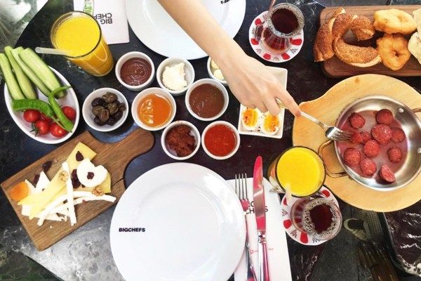yiyecek, tablo, tabak, iç mekan içeren bir resim Açıklama otomatik olarak oluşturuldu