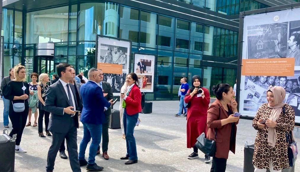 kişi, bina, açık hava, kaldırım içeren bir resim Açıklama otomatik olarak oluşturuldu