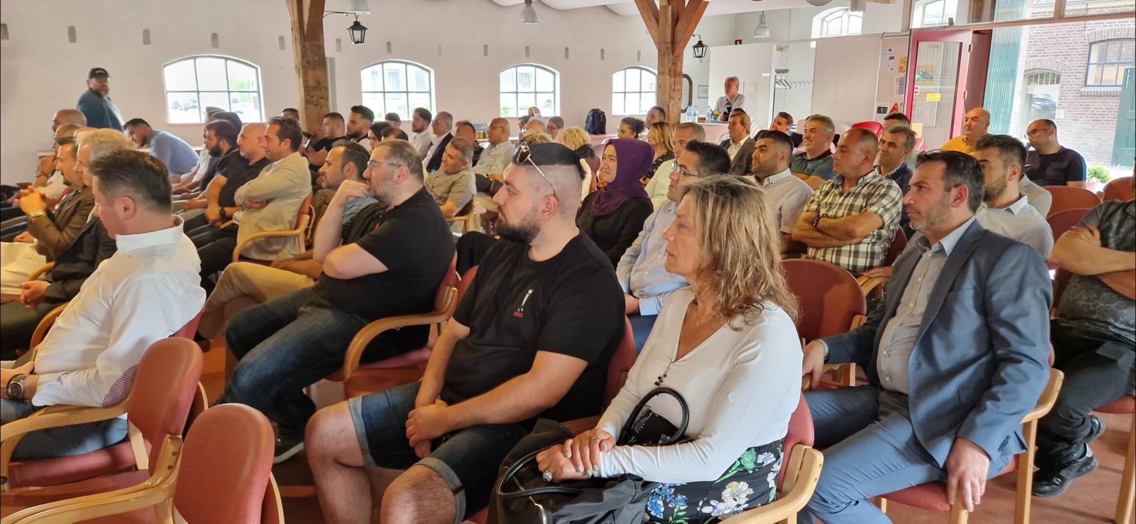 kişi, iç mekan, sahne, grup içeren bir resim Açıklama otomatik olarak oluşturuldu