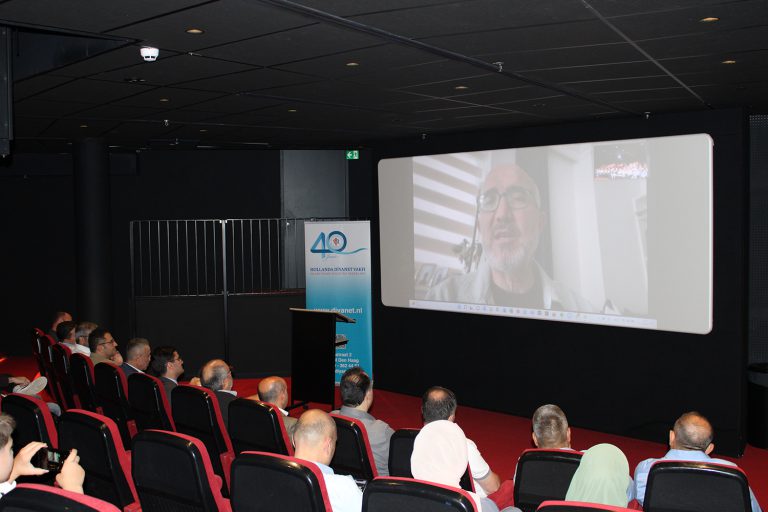 kişi, iç mekan, tavan, insanlar içeren bir resim Açıklama otomatik olarak oluşturuldu