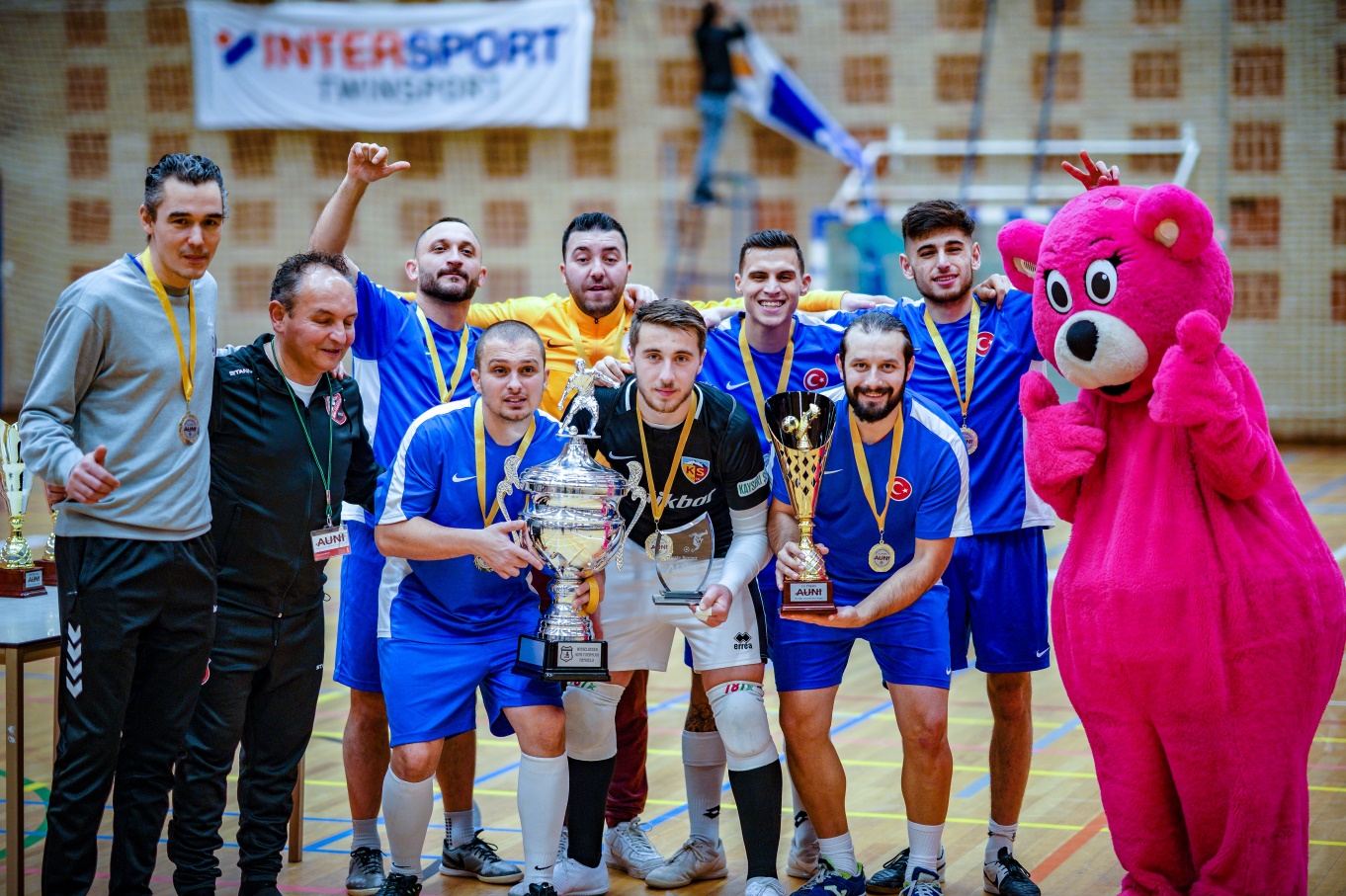 kişi, spor, grup, poz içeren bir resim Açıklama otomatik olarak oluşturuldu