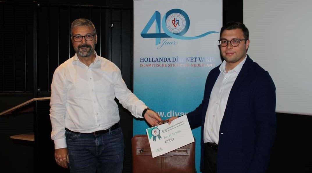 metin, kişi, dik, adam içeren bir resim Açıklama otomatik olarak oluşturuldu