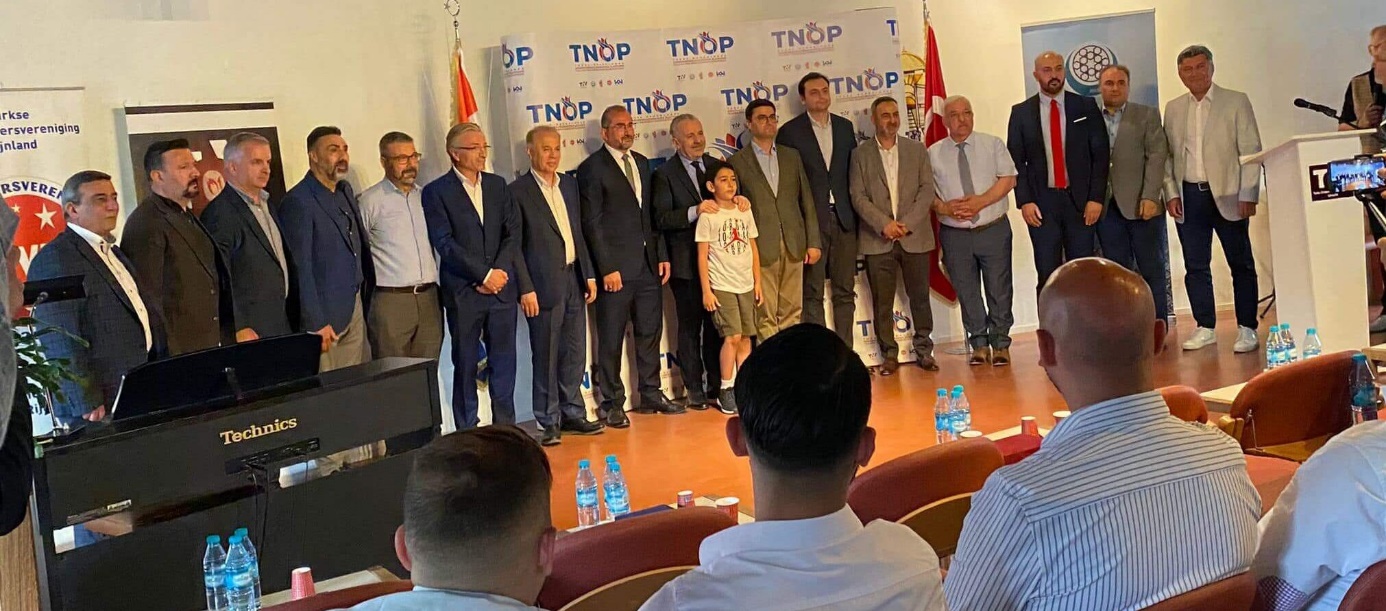 metin, kişi, iç mekan, grup içeren bir resim Açıklama otomatik olarak oluşturuldu