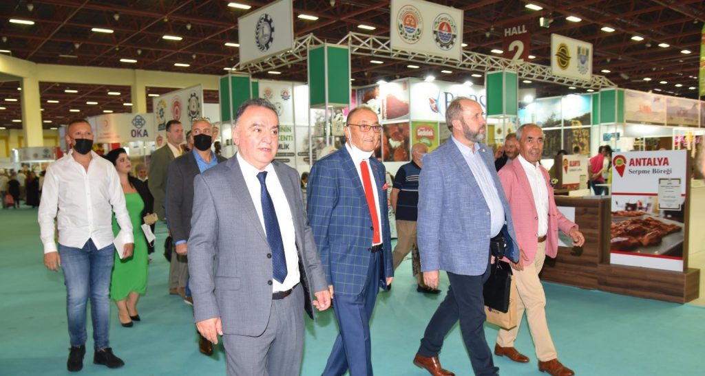 metin, kişi, tavan, grup içeren bir resim Açıklama otomatik olarak oluşturuldu