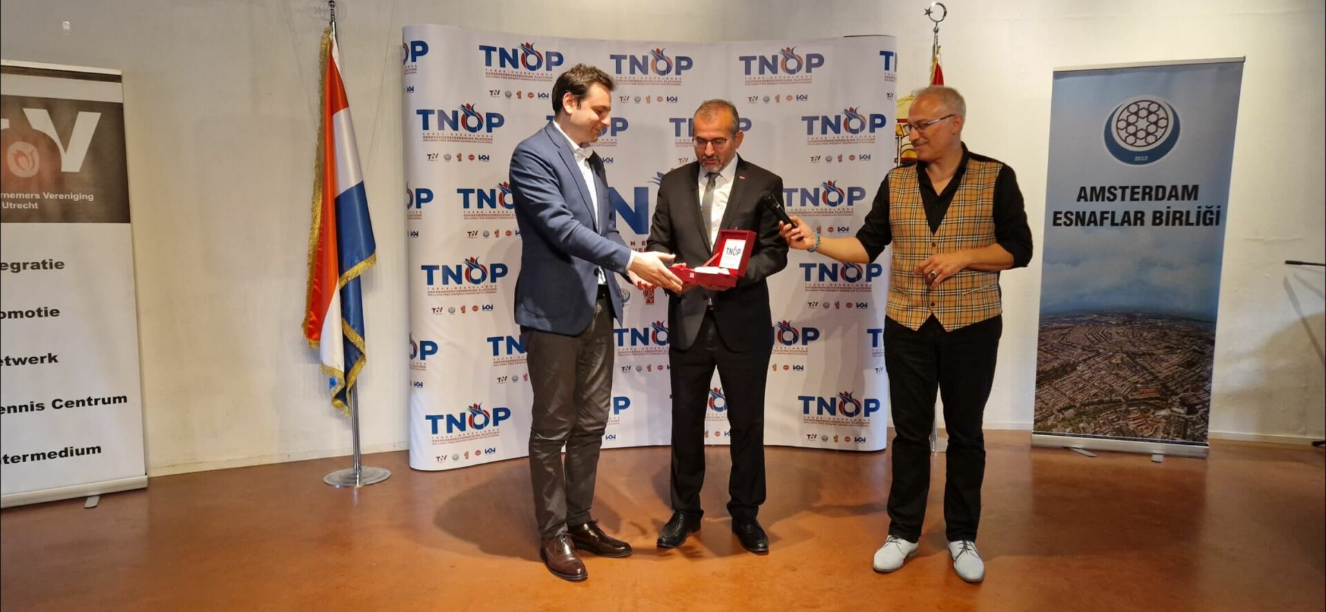 metin, yer, iç mekan, dik içeren bir resim Açıklama otomatik olarak oluşturuldu