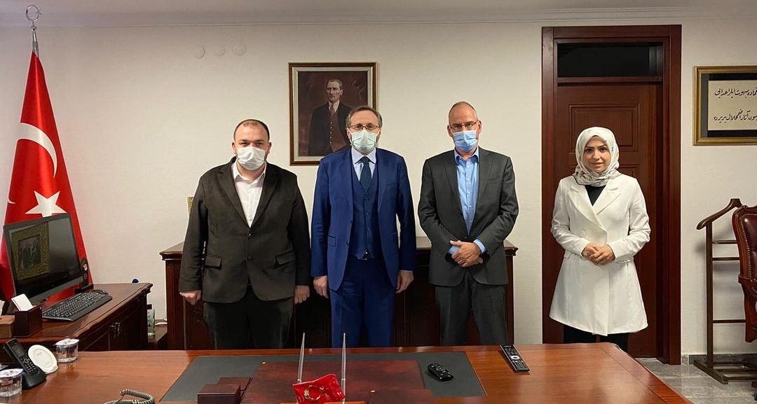 duvar, iç mekan, kişi, dik içeren bir resim Açıklama otomatik olarak oluşturuldu