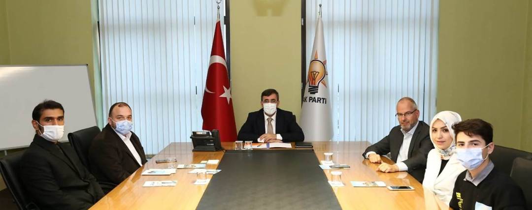 oda, tablo, konferans salonu içeren bir resim Açıklama otomatik olarak oluşturuldu