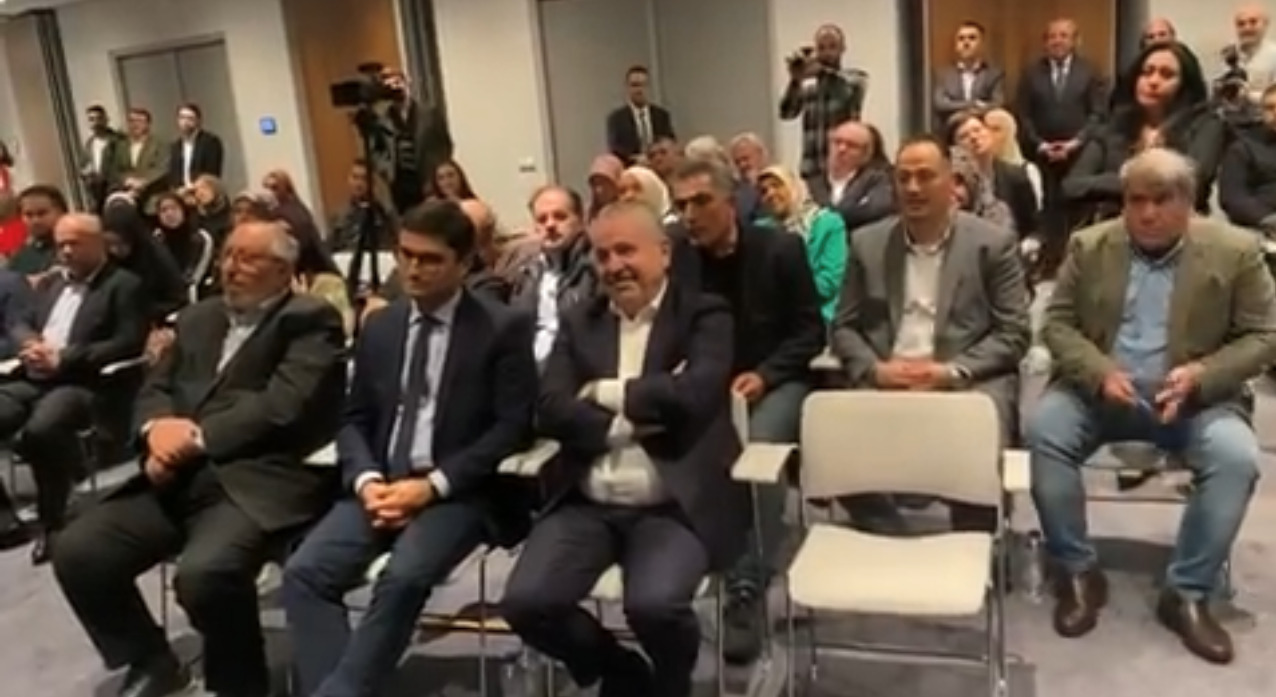 Afbeelding met persoon, binnen, groep, mensen Automatisch gegenereerde beschrijving