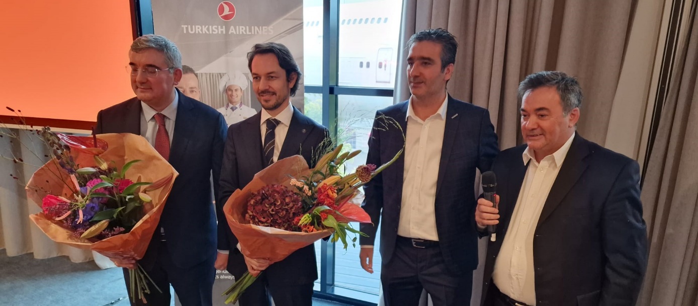 Afbeelding met persoon, gekleed Automatisch gegenereerde beschrijving