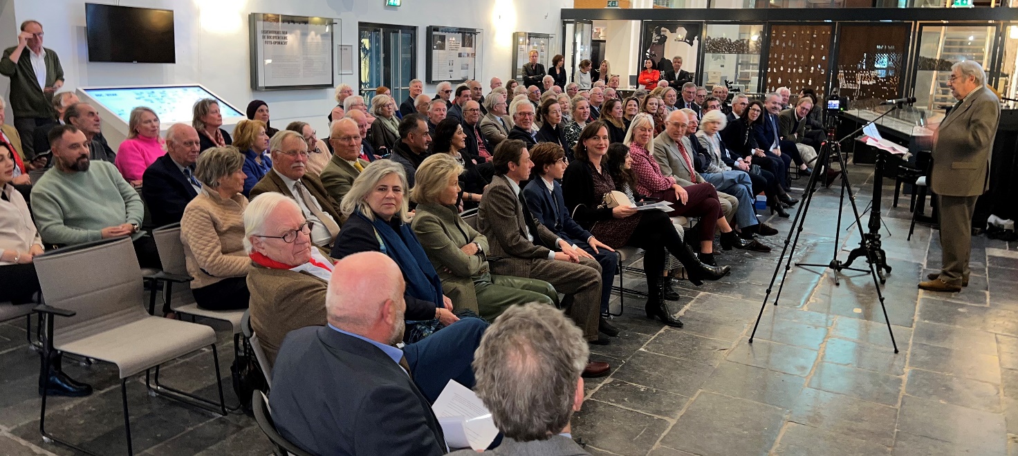 Afbeelding met persoon, binnen, vloer, groep Automatisch gegenereerde beschrijving