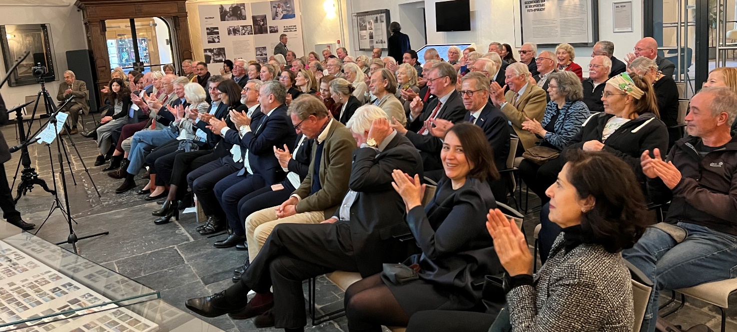 Afbeelding met persoon, mensen, groep, auditorium Automatisch gegenereerde beschrijving