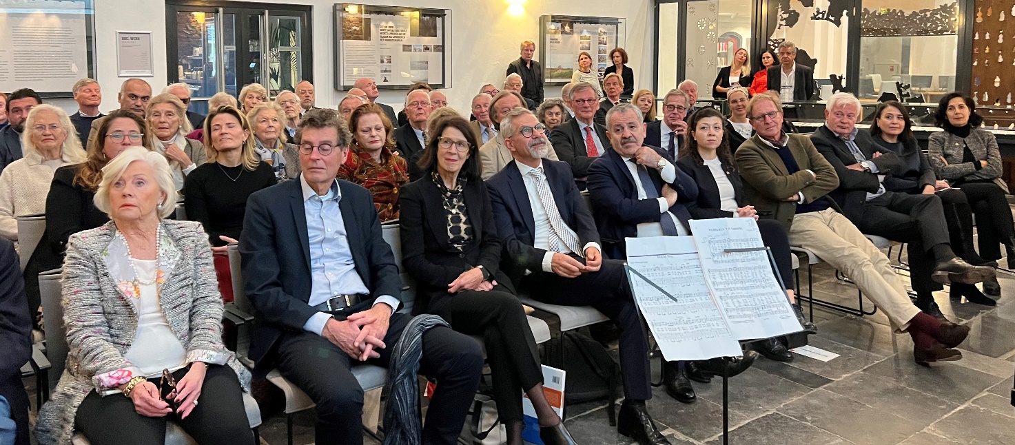 Afbeelding met persoon, poseren, binnen, groep Automatisch gegenereerde beschrijving