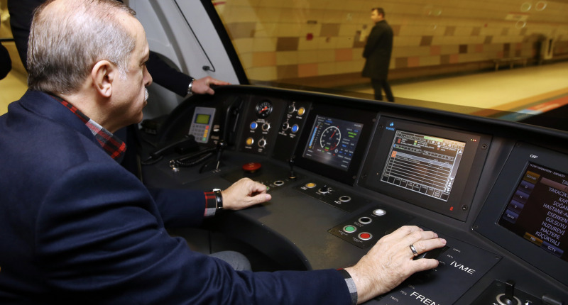 Afbeelding met tekst, persoon, binnen Automatisch gegenereerde beschrijving