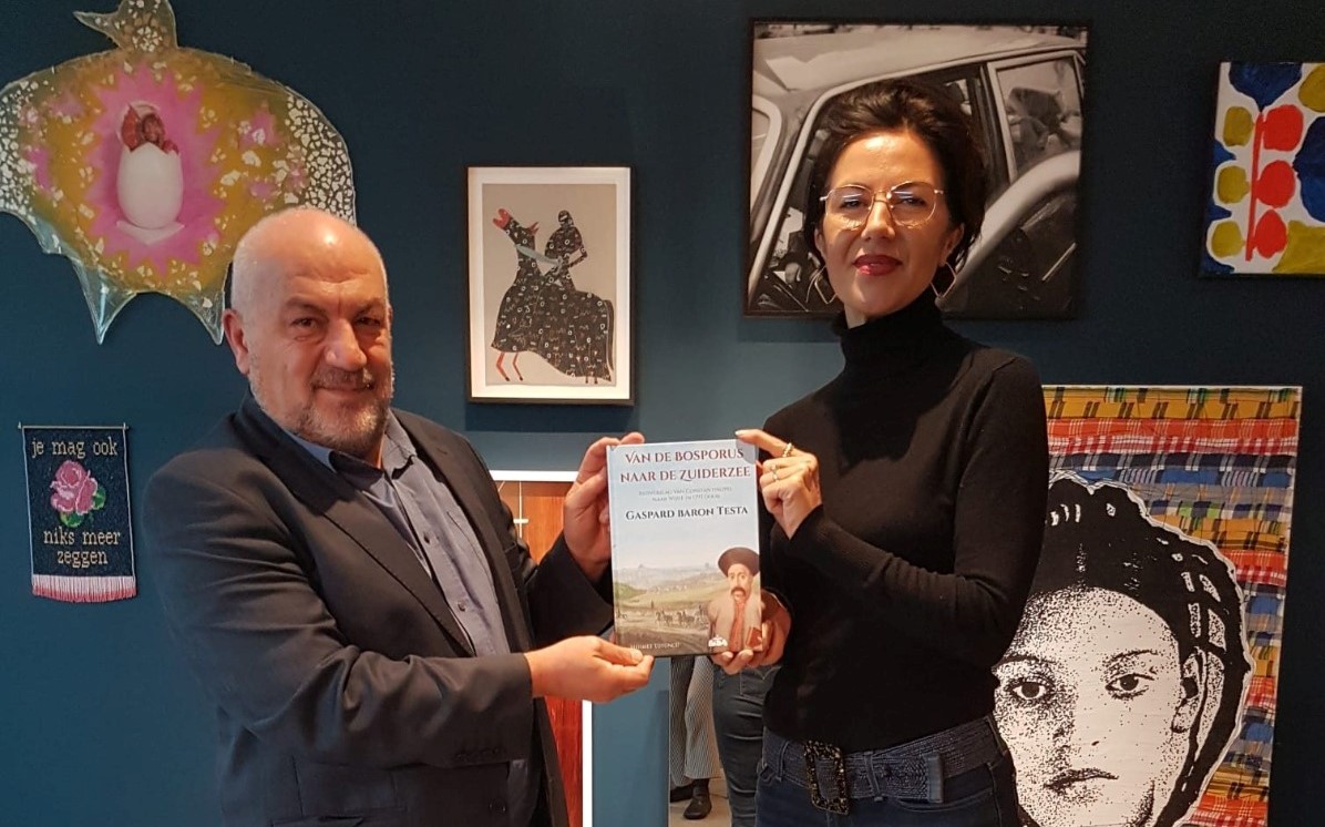 Afbeelding met tekst, poseren Automatisch gegenereerde beschrijving