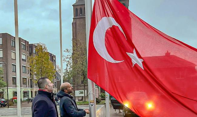 Hollanda’da Arnhem Belediyesi de Türkiye'ye destek için bayrak astı