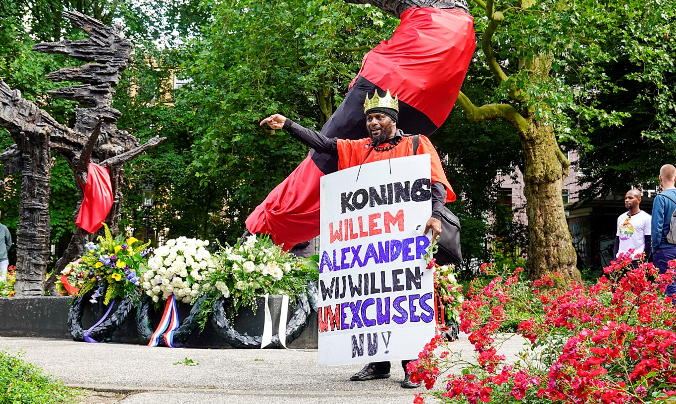 Afbeelding met boom, buiten, rood, bloem Automatisch gegenereerde beschrijving