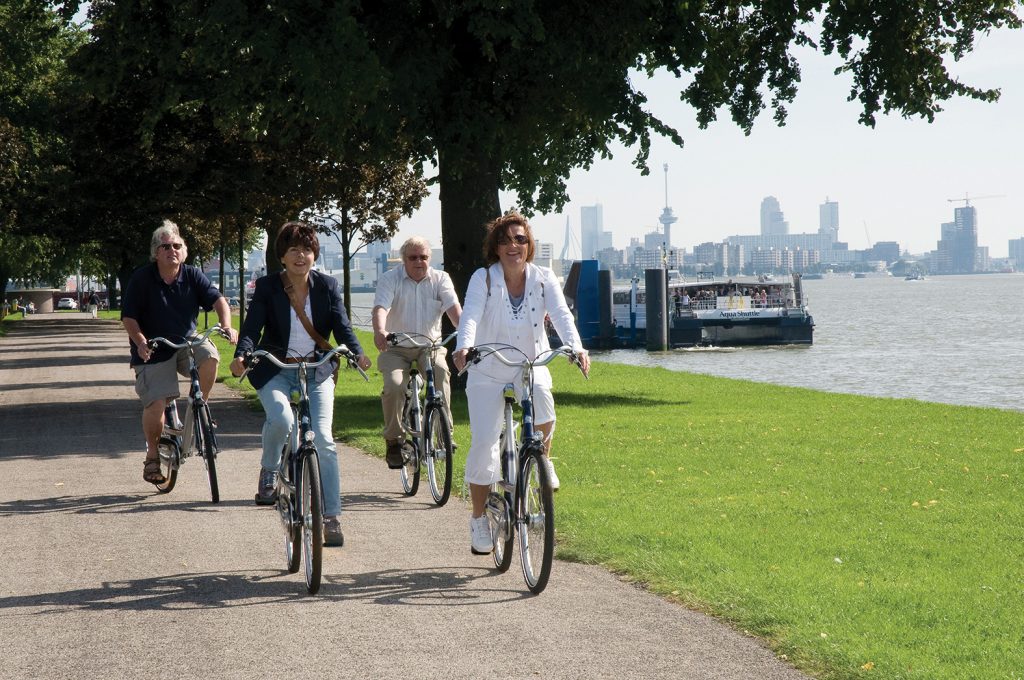 Afbeelding met buiten, boom, fiets, gras Automatisch gegenereerde beschrijving