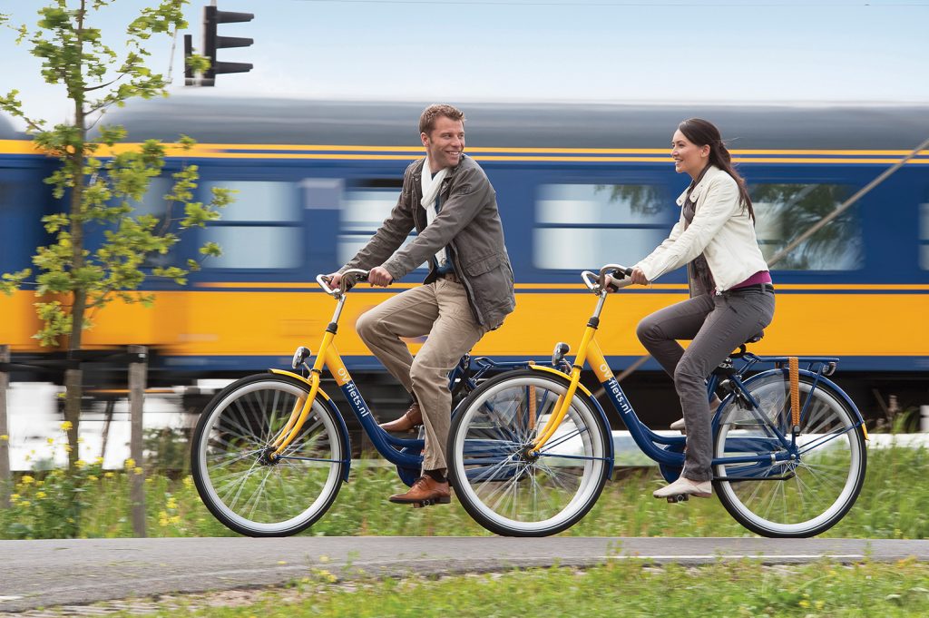 Afbeelding met gras, buiten, lucht, fiets Automatisch gegenereerde beschrijving