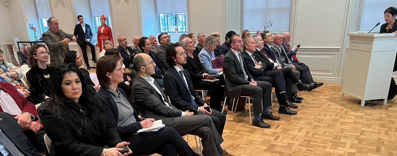 Afbeelding met persoon, binnen, mensen, groep Automatisch gegenereerde beschrijving