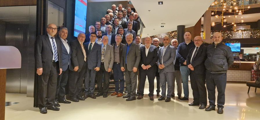 Afbeelding met persoon, groep, mensen, poseren Automatisch gegenereerde beschrijving