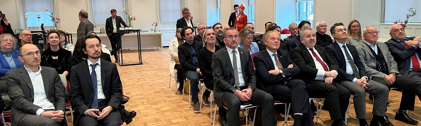 Afbeelding met persoon, kostuum, orkest Automatisch gegenereerde beschrijving