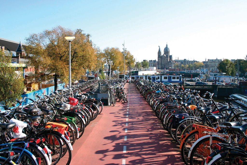 Afbeelding met rij, buiten, lucht, geparkeerd Automatisch gegenereerde beschrijving