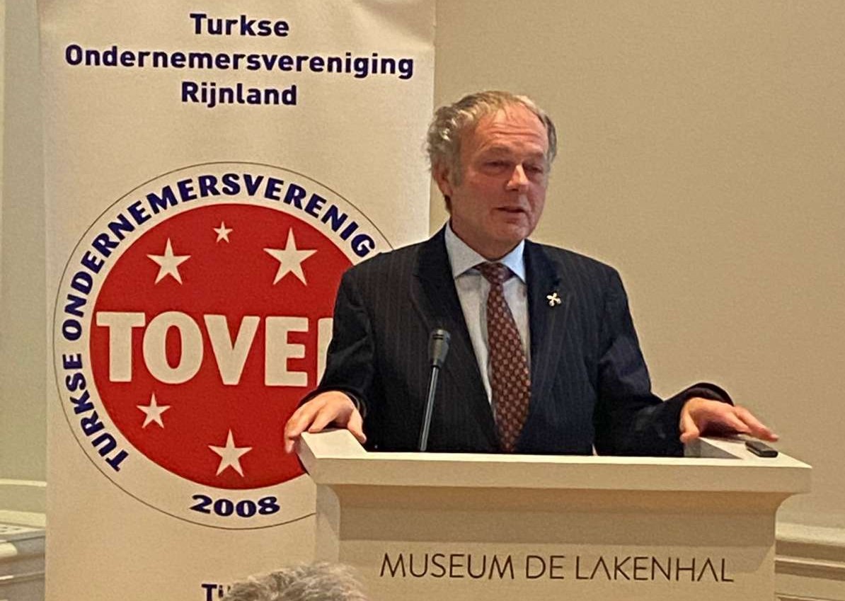Afbeelding met tekst, person Automatisch gegenereerde beschrijving